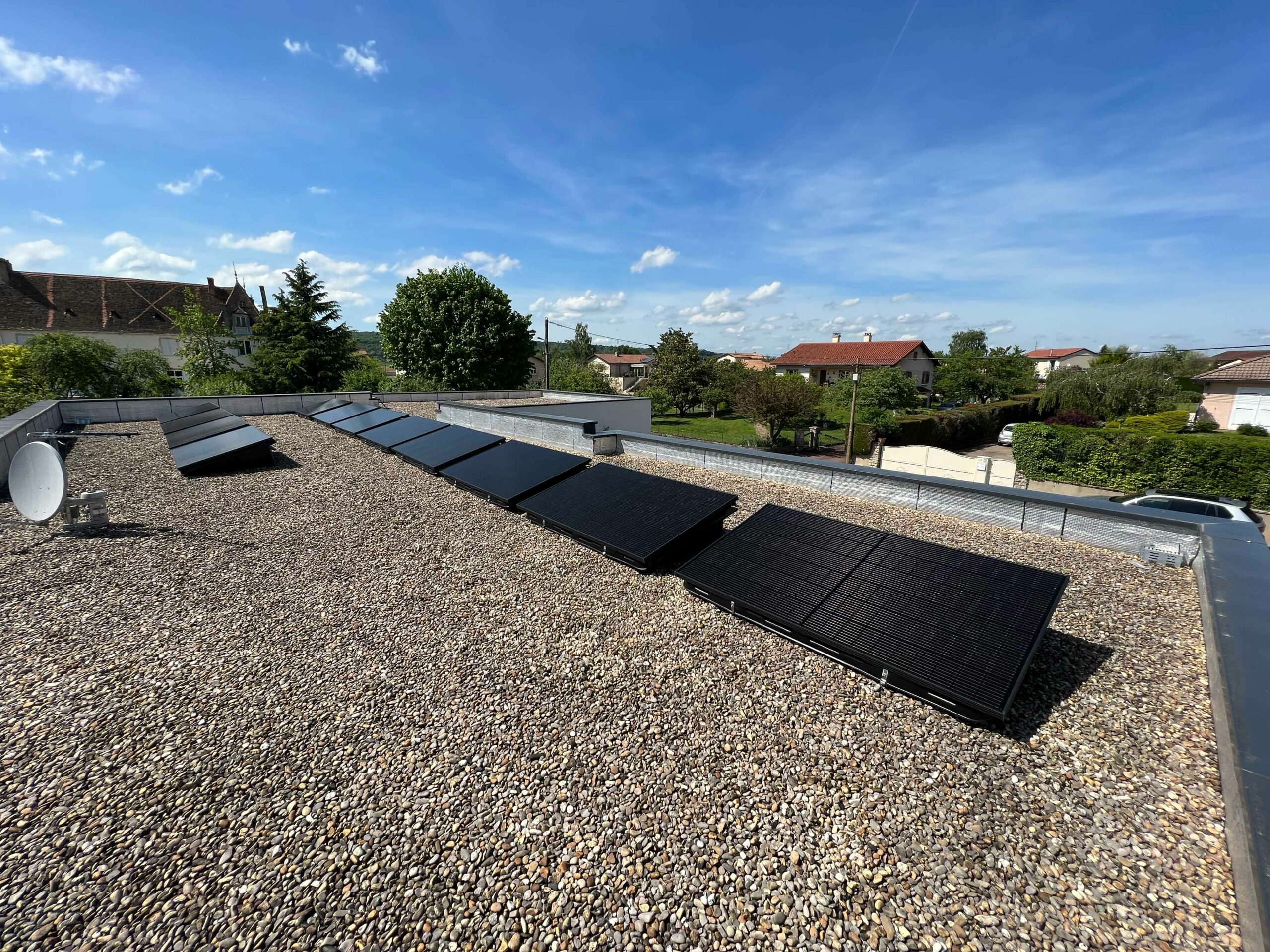 Photographie d'une installation de panneaux photovoltaïques Dualsun sur toit plat