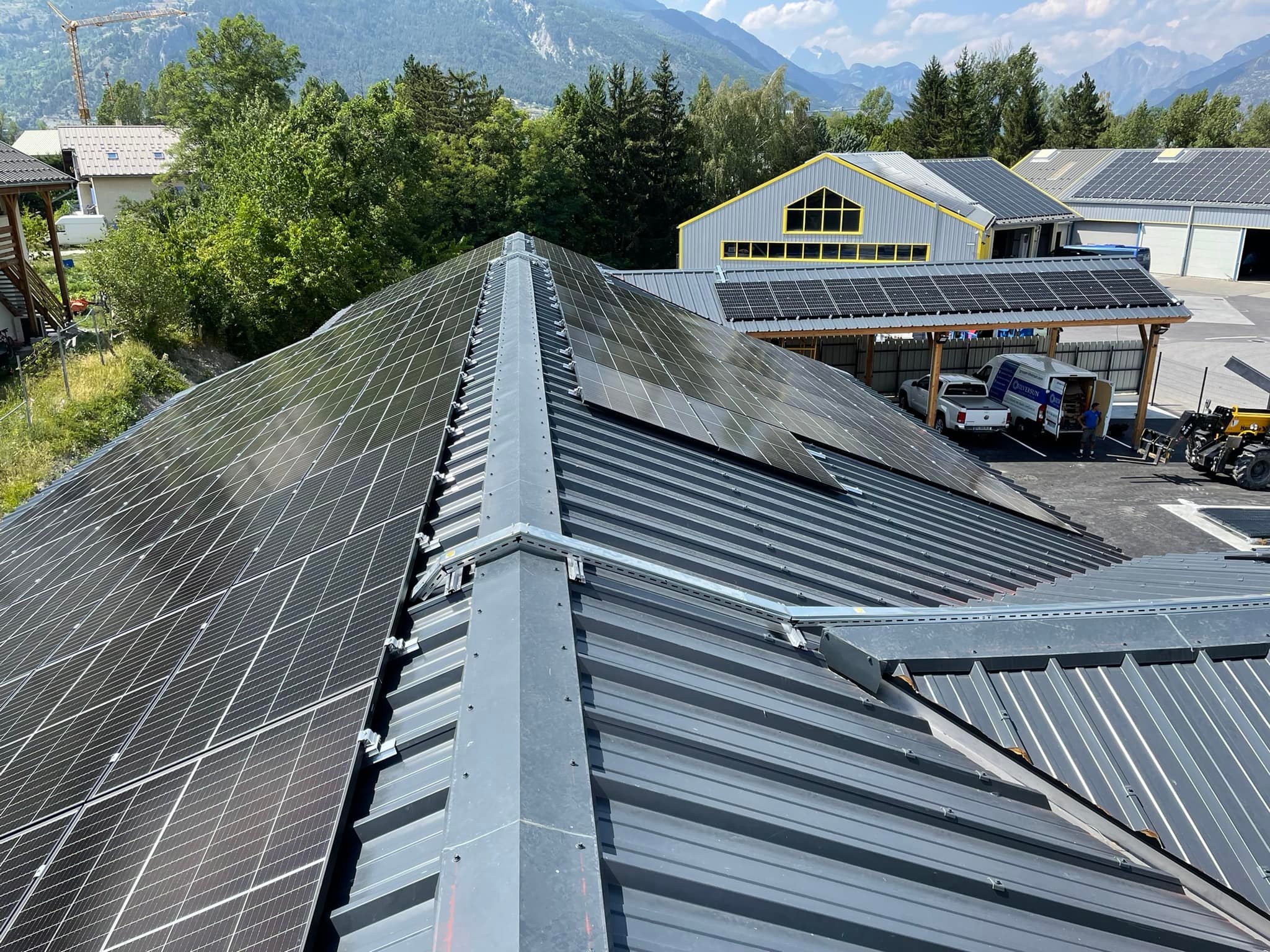 Photographie d'une installation de panneaux solaires de la marque Dualsun sur un bâtiment industriel à Saint-Claude (39)