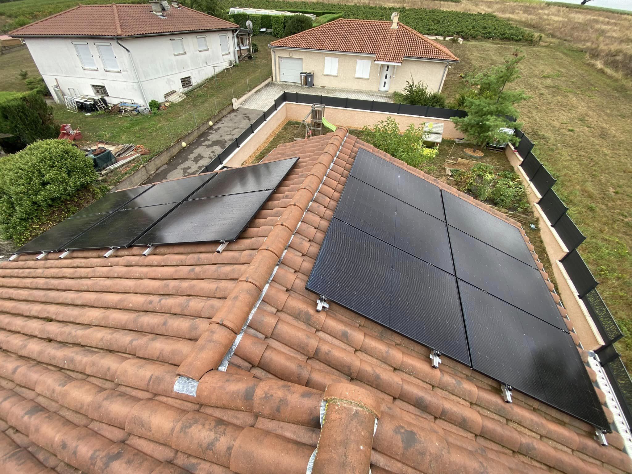 Photographie du toit d'une maison à Crêches-sur-Saône (71) où Performances Renouvelables a installé une série de panneaux photovoltaïques de la marque Dualsun