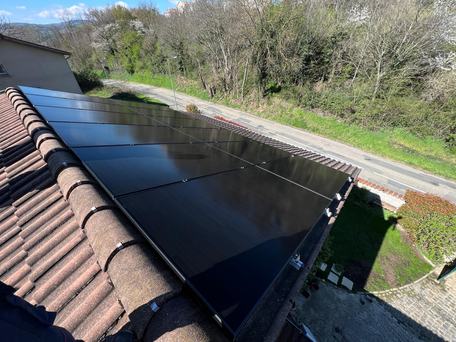 Photographie d'une installation de panneaux solaires Dualsun sur un toit à Saint-Chamond